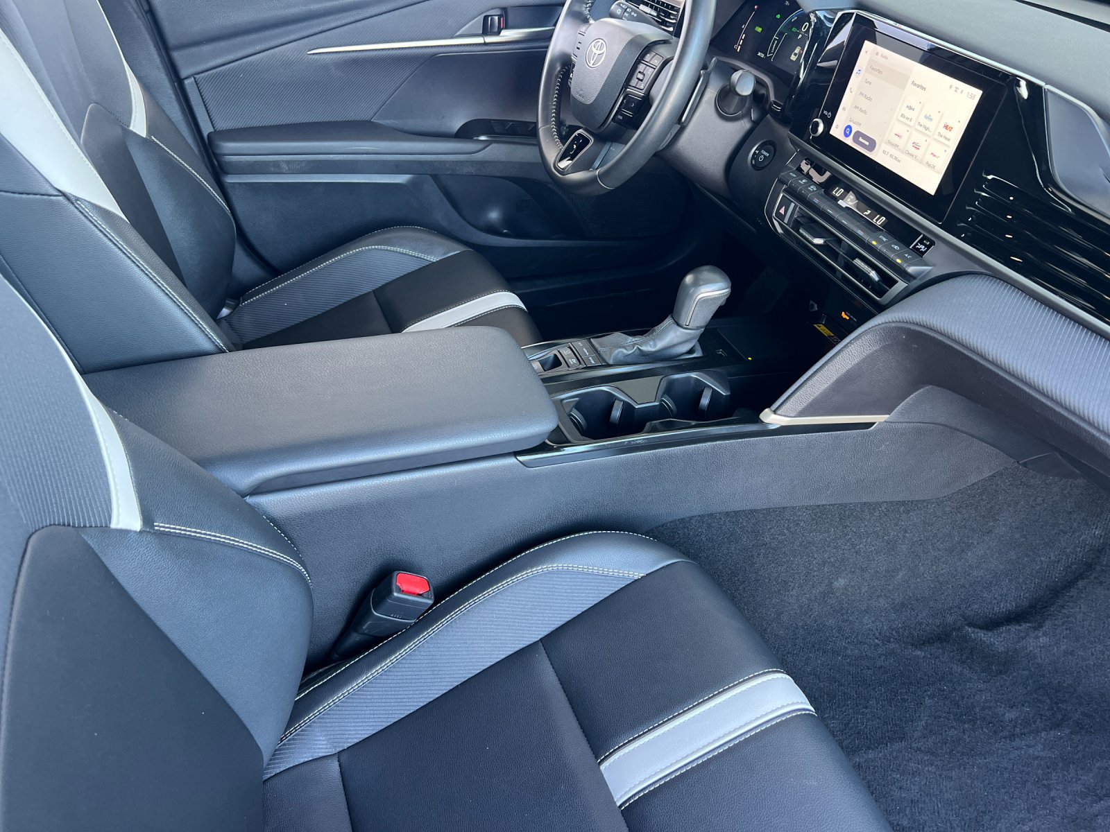 Used 2025 Toyota Camry SE FWD image 15