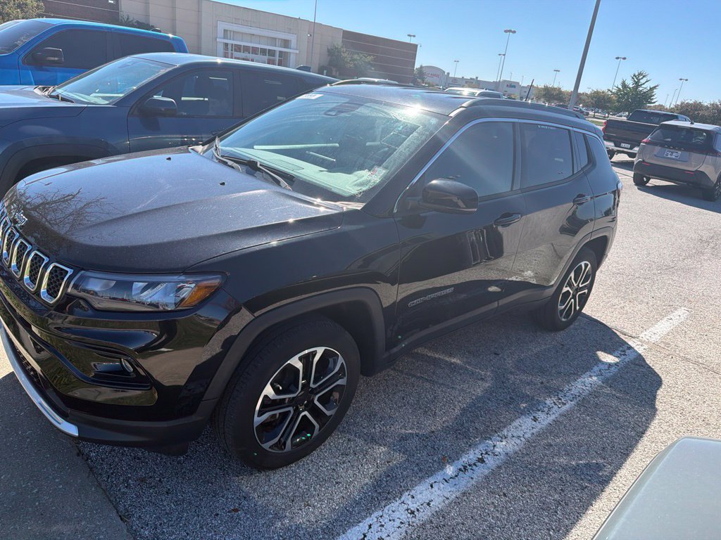 Used 2023 Jeep Compass Limited AWD/4WD image 2