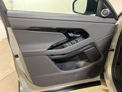 Used 2025 Land Rover Range Rover Evoque S image 9