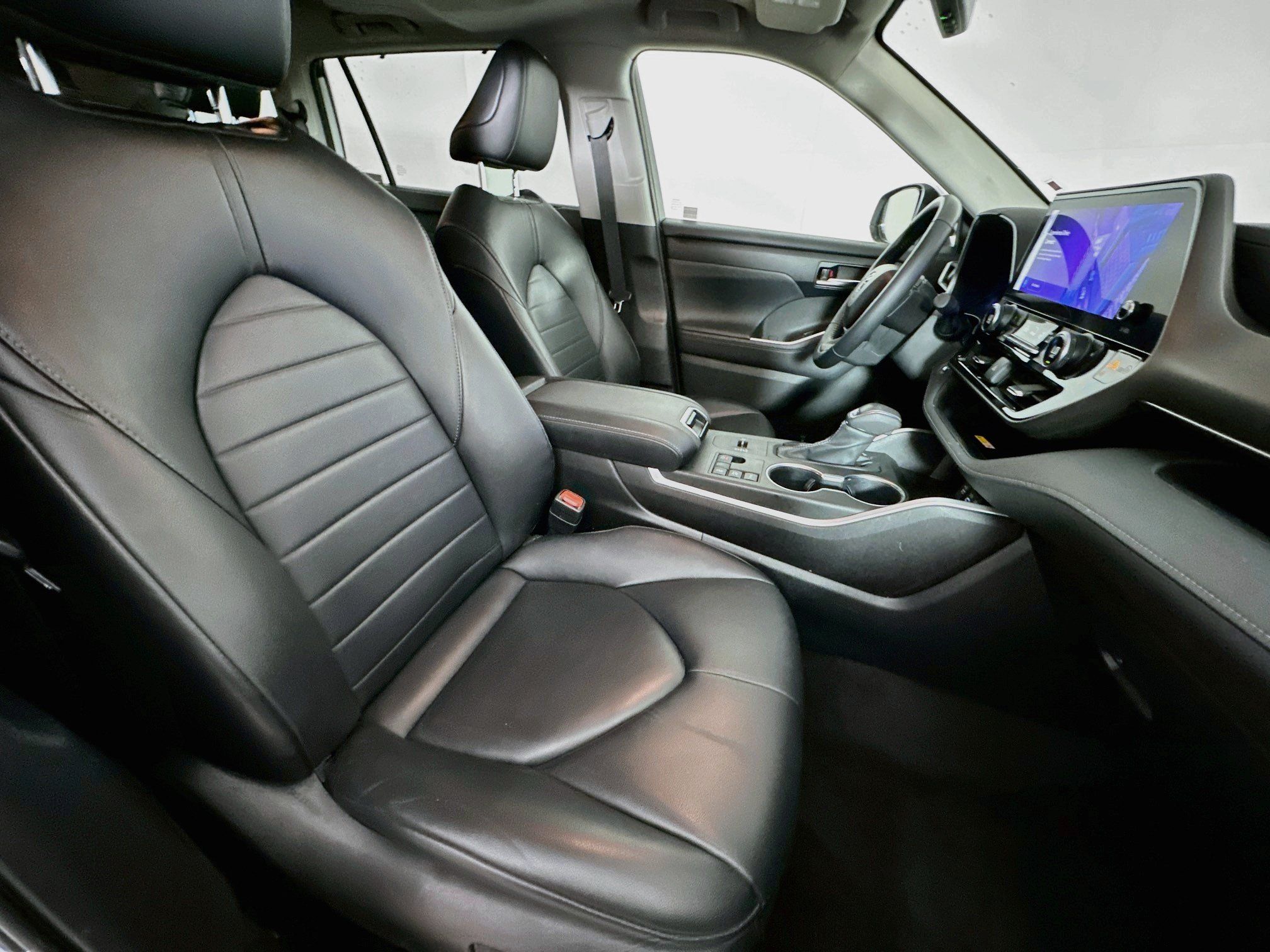 Used 2023 Toyota Highlander XLE AWD/4WD image 34