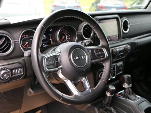 Used 2022 Jeep Wrangler Unlimited Sahara AWD/4WD image 15