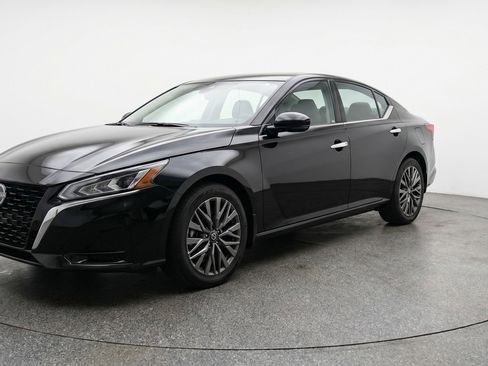 Used 2025 Nissan Altima 2.5 SV FWD image 3