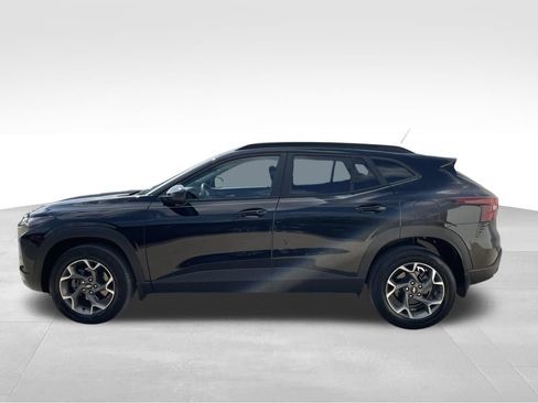 Used 2024 Chevrolet Trax LT w/ Driver Confidence Package FWD image 8