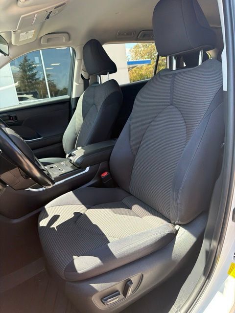 Used 2021 Toyota Highlander LE FWD image 14