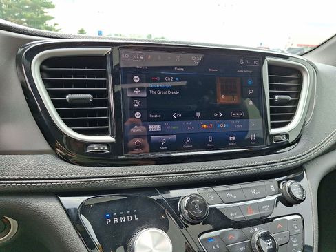 Used 2025 Chrysler Pacifica Select FWD image 14