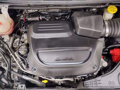 Used 2023 Chrysler Voyager LX image 8