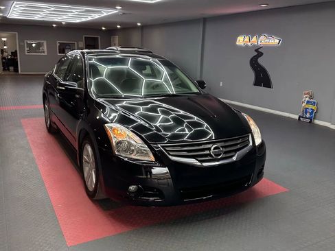 Used 2011 Nissan Altima 3.5 SR w/ 3.5SR Premium Pkg FWD image 1