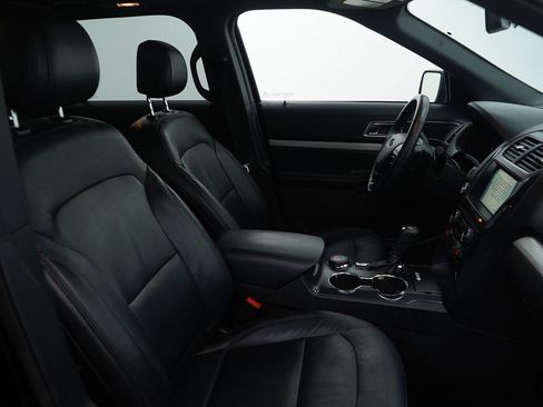 Used 2017 Ford Explorer XLT w/ Equipment Group 202A image 11