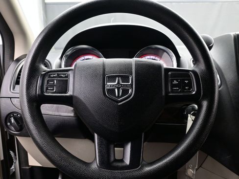 Used 2019 Dodge Grand Caravan SE w/ UConnect Hands-Free Group image 20