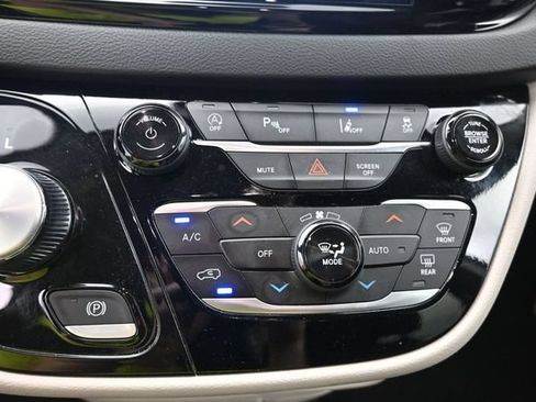 Used 2024 Chrysler Pacifica Touring-L FWD image 22