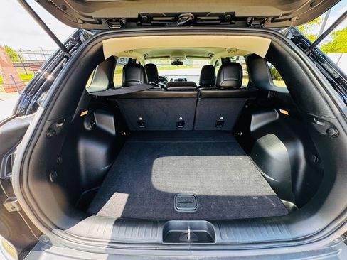 Used 2019 Jeep Cherokee Latitude Plus FWD image 18