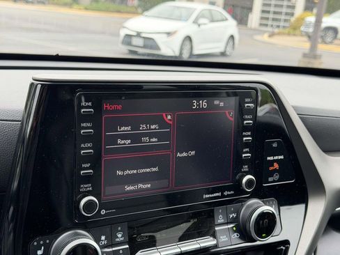 Used 2020 Toyota Highlander XLE AWD/4WD image 3
