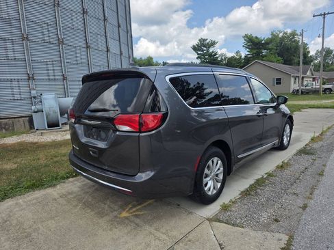 Used 2017 Chrysler Pacifica Touring-L FWD image 7