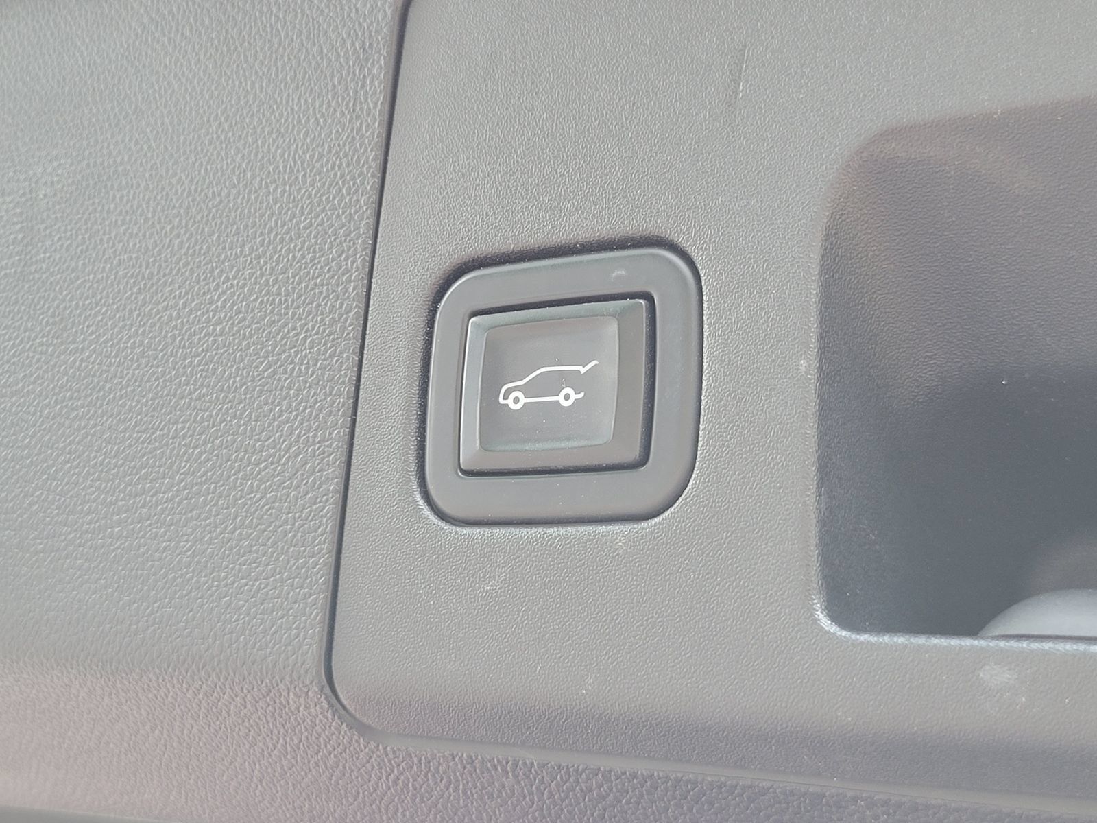 Used 2020 Cadillac XT4 Premium Luxury w/ Cold Weather Package FWD image 31
