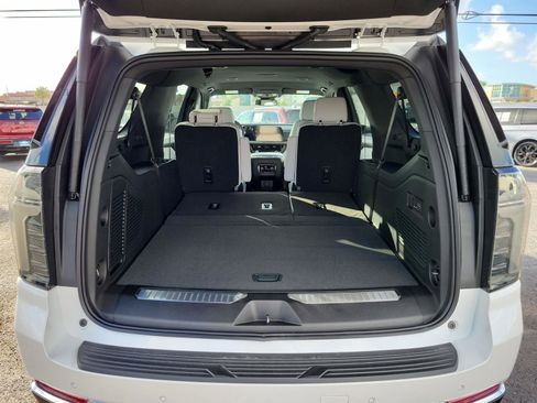New 2025 Chevrolet Suburban Premier image 25