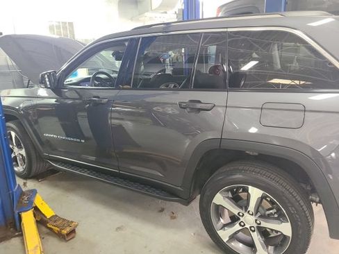 Used 2022 Jeep Grand Cherokee Limited 4xe w/ Luxury Tech Group II AWD/4WD image 3