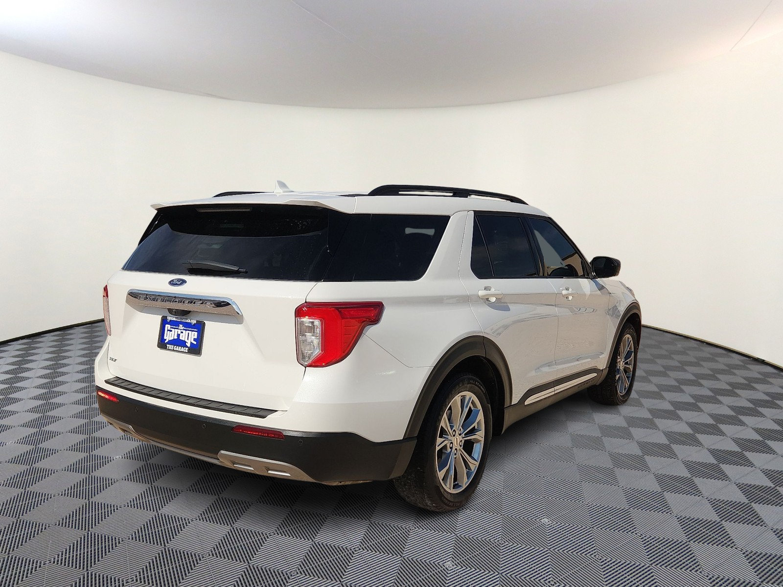 Used 2022 Ford Explorer XLT w/ Equipment Group 202A RWD image 4