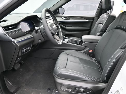 Used 2024 Jeep Grand Cherokee Overland image 11