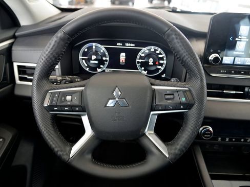 Used 2023 Mitsubishi Outlander SE image 18