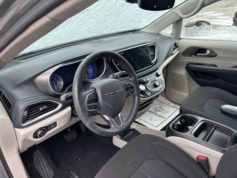 Used 2021 Chrysler Pacifica Touring image 8