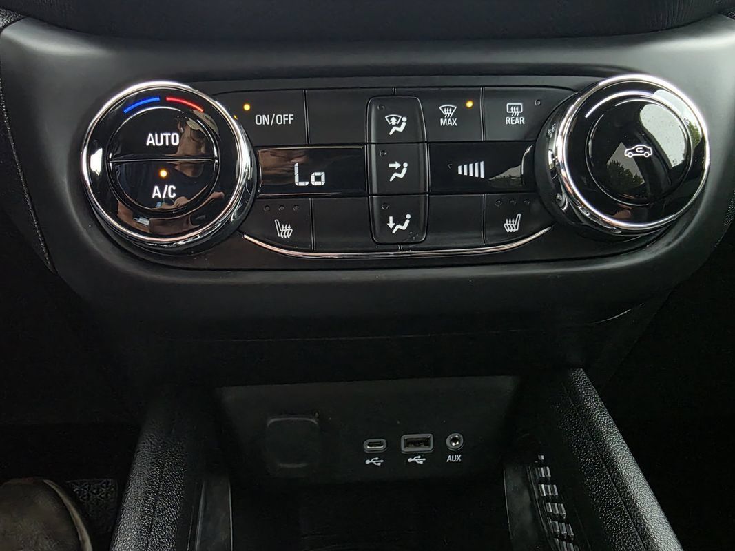 Used 2021 Chevrolet TrailBlazer LT w/ Premium Seating Package AWD/4WD image 25