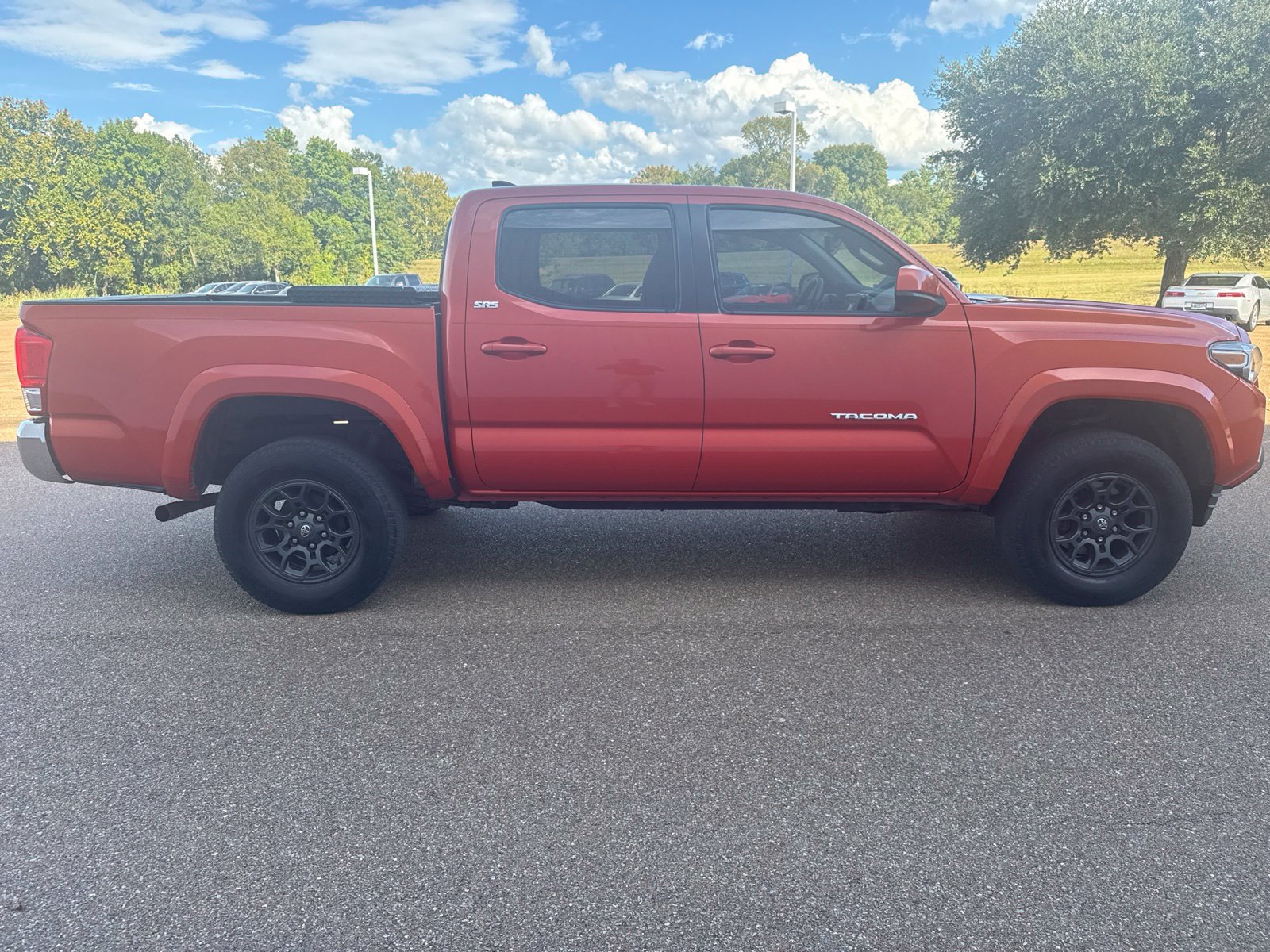 Used 2017 Toyota Tacoma SR5 w/ Tow Package RWD image 1