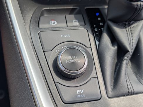 Used 2025 Toyota RAV4 LE AWD/4WD image 22