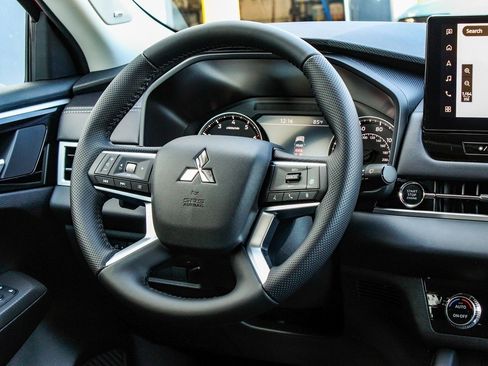 New 2025 Mitsubishi Outlander SE image 25