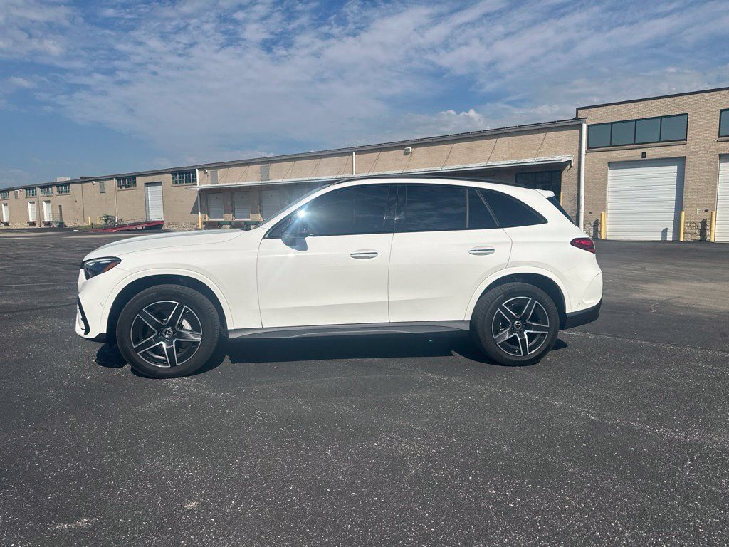 Used 2024 Mercedes-Benz GLC 300 4MATIC image 2