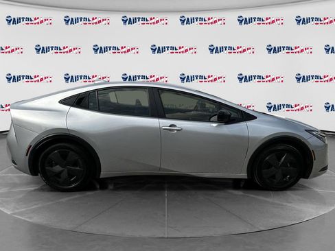 Used 2024 Toyota Prius LE FWD image 8