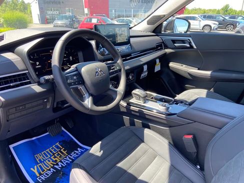 New 2025 Mitsubishi Outlander SE image 15