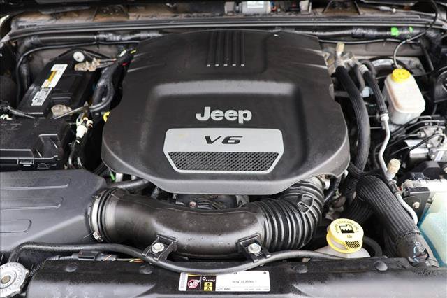 Used 2016 Jeep Wrangler Unlimited Sahara w/ Connectivity Group AWD/4WD image 30