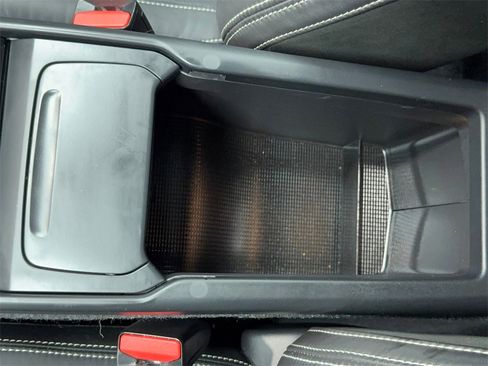 Used 2019 Volvo XC40 T5 R-Design image 32