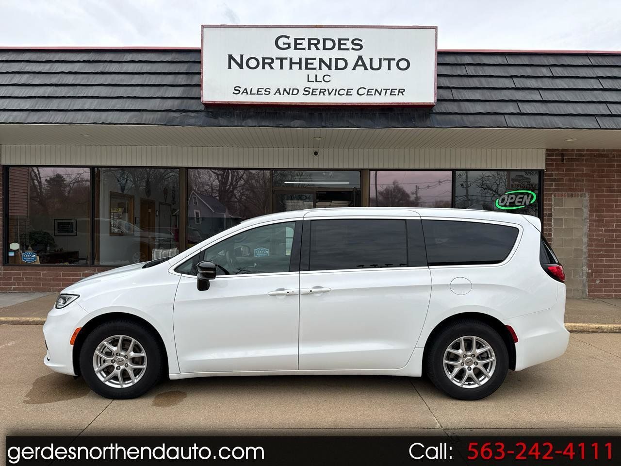Used 2025 Chrysler Pacifica Select FWD image 1