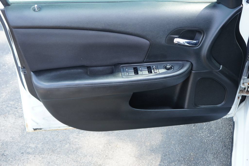 Used 2013 Chrysler 200 Touring FWD image 9