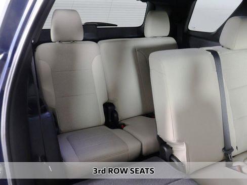 Used 2023 Chevrolet Traverse LS image 4