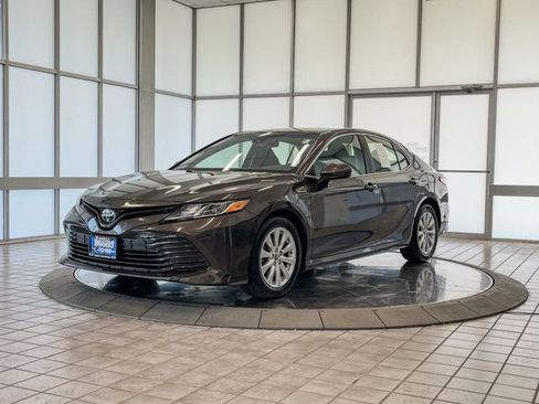 Used 2018 Toyota Camry LE image 4