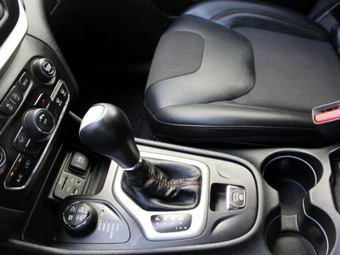 Used 2017 Jeep Cherokee Trailhawk image 33