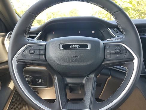 Used 2024 Jeep Grand Cherokee Altitude image 21