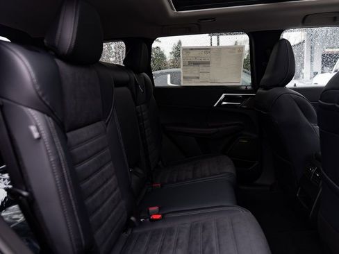 New 2026 Mitsubishi Outlander SE image 13