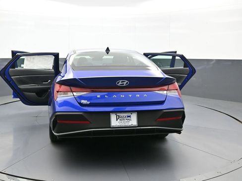 Used 2025 Hyundai Elantra SE FWD image 45