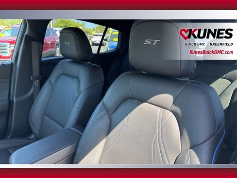 Used 2025 Buick Envista Sport Touring w/ Convenience I Package FWD image 17