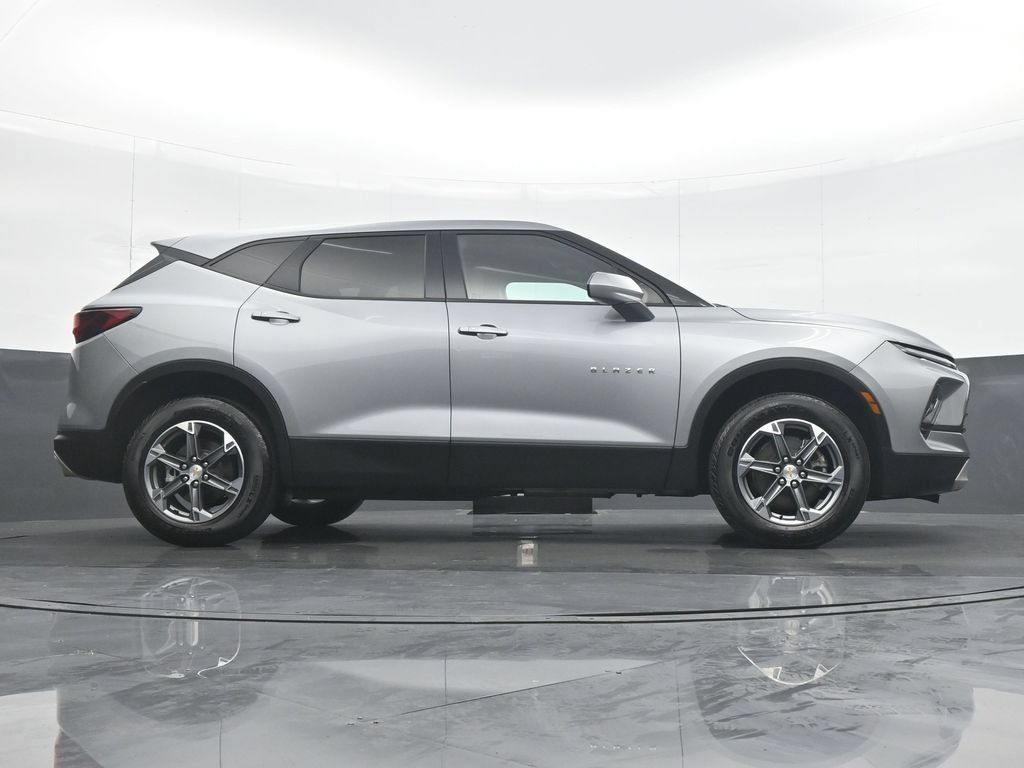 Used 2025 Chevrolet Blazer LT FWD image 32