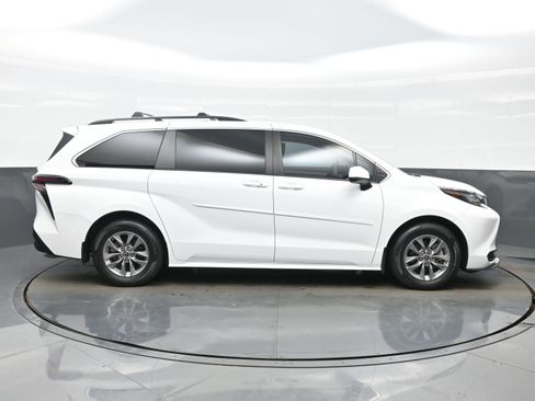 Used 2023 Toyota Sienna LE image 7