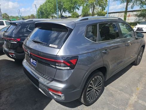 Used 2025 Volkswagen Taos SE image 3