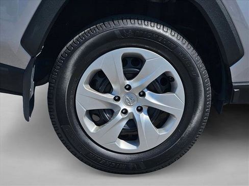 Used 2021 Toyota RAV4 LE FWD image 6