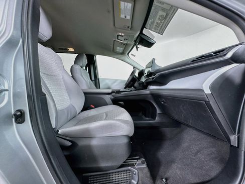 Certified 2025 Toyota Sienna LE FWD image 28
