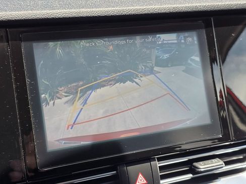 Used 2022 Kia Niro LXS FWD image 32