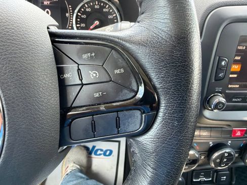 Used 2016 Jeep Renegade Latitude AWD/4WD image 15