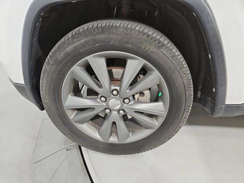 Used 2013 Jeep Grand Cherokee Laredo AWD/4WD image 28